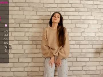 girl
        carolynjacquelins cam image #199272