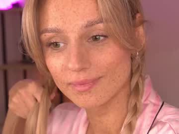 girl
        artease cam image #4095320