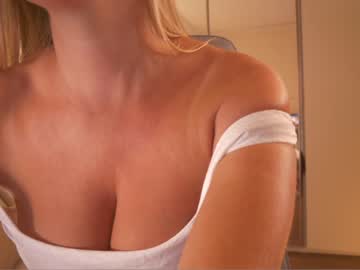 girl
        saltedhoney cam image #1530568