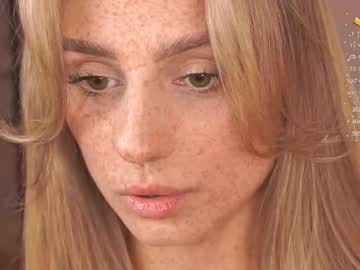 girl
        artease cam image #4090315