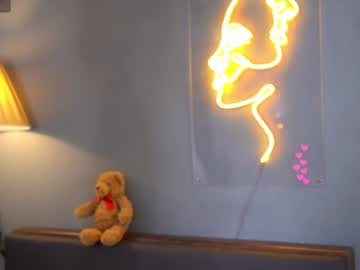 girl
        bellacle cam image #3104046