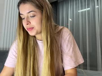 girl
        elisa_moon cam image #4020446