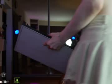 girl
        bestblondiiecb cam image #2655074
