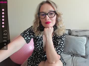 girl
        emilymilf__ cam image #1122354
