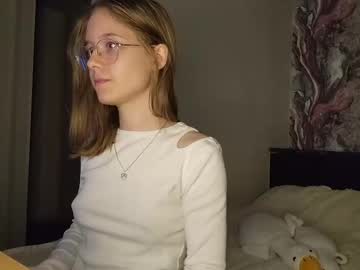 girl
        lowress cam image #4186324
