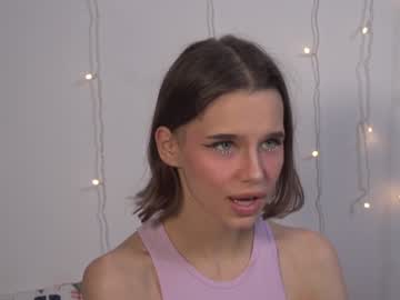 girl
        happynewdear cam image #3902239
