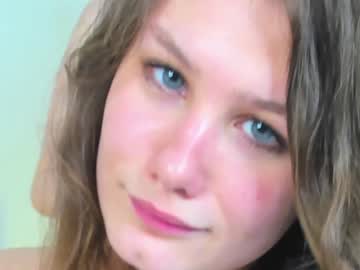 girl
        charlotte_wow cam image #2740948