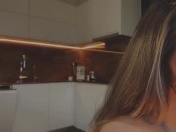 girl
        tatti_1 cam image #3640277