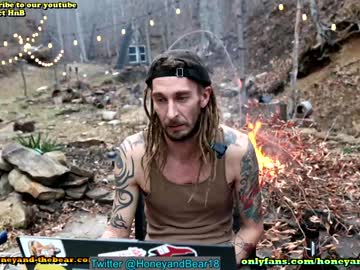 couple
        honeyand_thebear cam image #559834