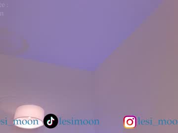 girl
        lesi_moon cam image #2413673