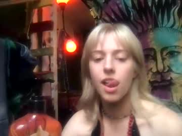 girl
        ellispierce cam image #817881
