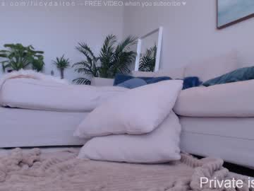 girl
        lucydalton cam image #1382277