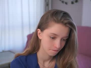 girl
        little_poetry cam image #4233435