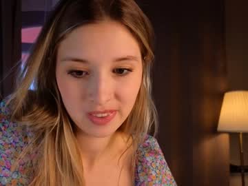 girl
        milablush cam image #763215