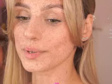 girl
        artease cam image #4090501