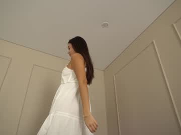 girl
        emilybatee cam image #2845330