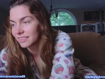 girl
        chroniclove cam image #1334742