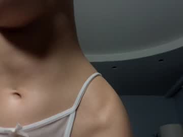 girl
        lauratanguy cam image #3817429