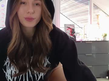 girl
        yononeey cam image #4023165