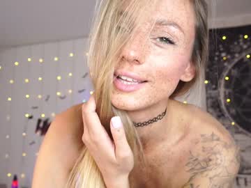 girl
        artease cam image #1811522