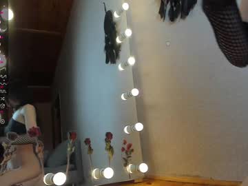 girl
        euphoria_life cam image #2210965