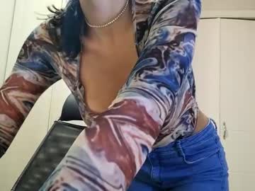 girl
        yourbonie cam image #722423