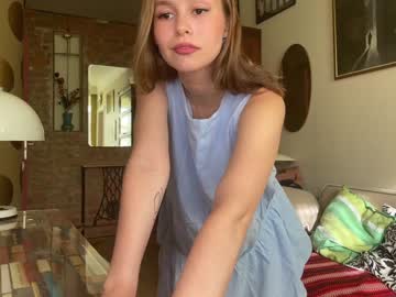 girl
        bush_mia cam image #1242312