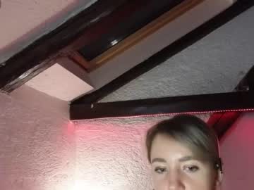 girl
        tinayummy cam image #1105353