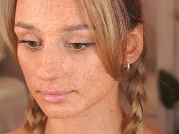 girl
        artease cam image #3760459