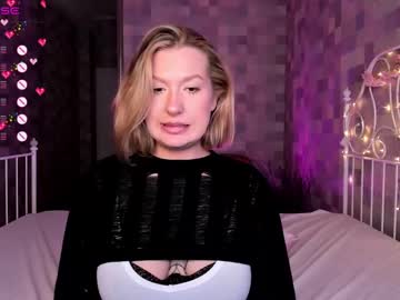 girl
        hollyylee cam image #3414382