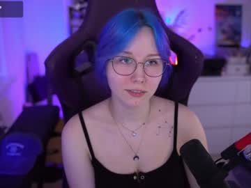 girl
        blue_mooncat cam image #3005463