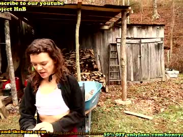couple
        honeyand_thebear cam image #89421
