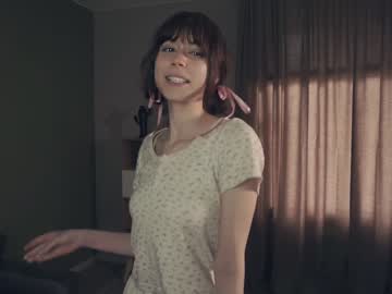 girl
        meghanash cam image #2682238