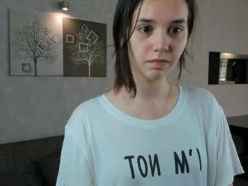 girl
        jolly_bell cam image #2873177