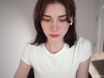 girl
        luna_ai cam image #4053310