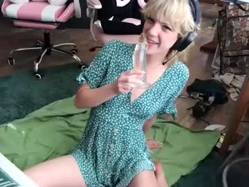 girl
        youfoundme_clover cam image #1272294