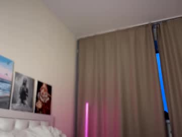 girl
        elisa_moon cam image #2924200