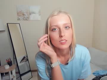 girl
        mindinclouds cam image #3303162