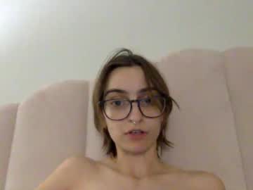 girl
        brattyashie cam image #3255527