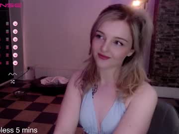 girl
        lucydelovely cam image #1368344