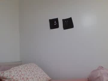 girl
        bellaryderr cam image #321145