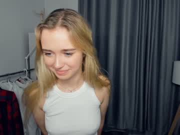 girl
        fresh_cherries cam image #1631424