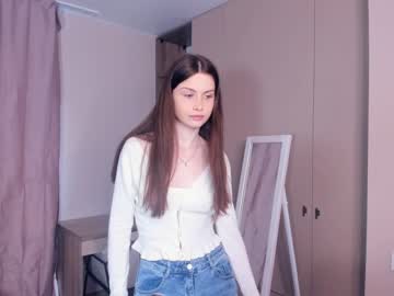 girl
        mysterious_cloud cam image #2193933