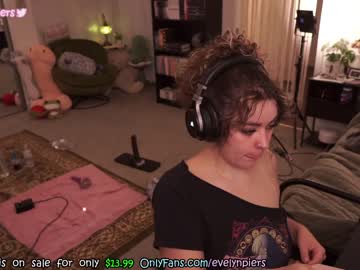 girl
        evelynpiers cam image #1282127