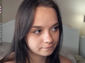 girl
        erline_may cam image #2998845