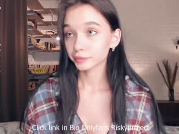 girl
        riskyproject cam image #4631509