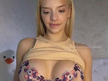 girl
        lesi_moonie cam image #3150486