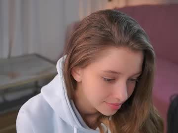 girl
        little_poetry cam image #4235338