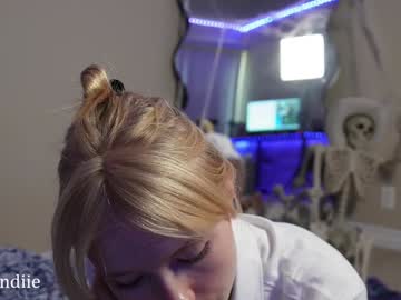 girl
        bestblondiiecb cam image #3503441
