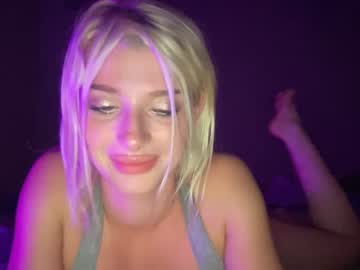 girl
        thtqunt cam image #1737483